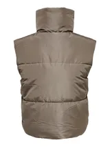 Chaleco puffer corto color marrón topo, con cuello alto y cierre frontal con cremallera.