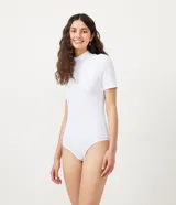 Body blanco acanalado de viscosa con cuello alto y manga corta.