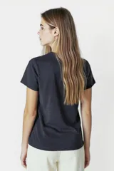Remera color marrón con cuello redondo y mangas cortas.