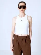 Musculosa blanca de algodón con logo de Adidas bordado en el pecho.