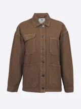 Campera de jean color tostado con cuello clásico, cierre con botones a presión, cuatro bolsillos frontales y corte recto. Marca La Dolfina.