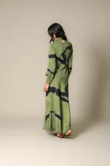 Falda larga verde con estampado tie-dye azul y terminación desflecada.