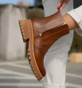 Bota Chelsea de cuero vacuno color marrón, con elásticos laterales, suela de goma artesanal y cierre interno YKK.