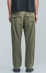 Pantalón verde militar de corte recto con bolsillos cargo laterales y etiqueta con logo en la pierna derecha.