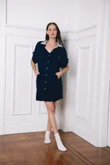 Camisa maternal de viscosa color azul, con diseño cómodo y bolsillo lateral.