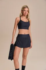 Pollera deportiva color verde lima, con short interno y bolsillo en la cintura.