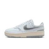Championes urbanos Nike Gamma Force de mujer, color celeste con detalles en plateado y suela en color crema.