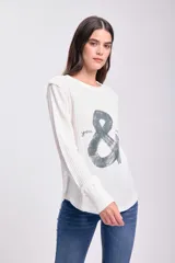 Remera blanca de textura waffle con mangas largas y estampa de un signo '&' en color gris.
