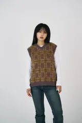 Chaleco marrón con estampado de cuadros tipo ventana y tejido esponjoso cepillado, con escote en V y corte relajado.