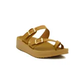 Sandalias con plataforma color marrón, con tira cruzada en el empeine y tira para el dedo gordo. Ambas tiras tienen hebillas doradas ajustables.