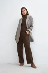 Tapado corto entallado color marrón claro con textura de espiga, cuello solapa y manga larga. Cierre frontal con botones.