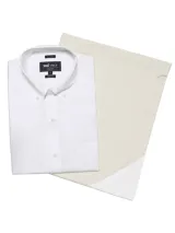 Camisa de vestir blanca, de corte regular, con cuello abotonado y bolsillo en el pecho. Confeccionada en popelina de algodón con spandex.