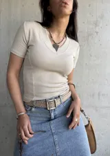 Remera beige de morley con cuello en V y mangas cortas. Corte ajustado al cuerpo.