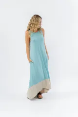 Vestido largo negro con base blanca, de corte suelto y sin mangas.