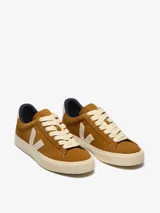 Zapatillas Veja modelo Campo color marrón, con logo lateral en blanco, capellada de ante y suela de goma color crema.
