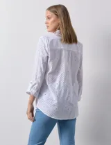 Camisa bordada blanca de algodón, marca Ruby Rd. Cuello con solapa y abertura central con botones. Largo de manga regulable con presilla y botón.