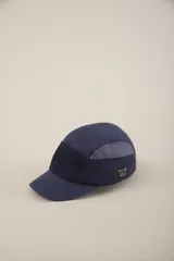 Gorro tipo trucker azul marino con paneles de diferentes texturas y etiqueta con logo en el lateral.