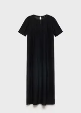 Vestido midi negro plisado con cuello redondo y mangas cortas. Presenta forro interior, cierre de botón en la parte posterior y tejido de lúrex.