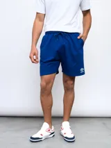 Bermuda deportiva negra de felpa con logo Umbro estampado en blanco en la pierna derecha.