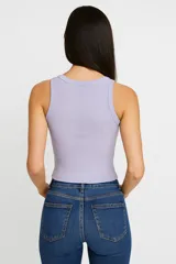 Musculosa negra de bretel ancho, corte al cuerpo y cuello redondo.