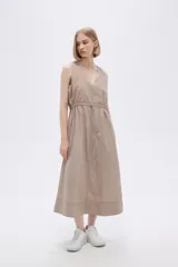 Vestido midi color beige de lino, sin mangas, con escote en V, bolsillos laterales y cordón ajustable en la cintura.