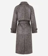 Trench coat largo color marrón con efecto teñido, cuello inglés, manga larga, cierre doble con botones delanteros y cinto para lazo en la cintura.