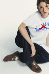 Zapatillas deportivas color marrón con detalles en malla y gamuza. Cierre con cordones y suela de goma. Altura de la suela: 2 cm.