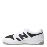 Championes urbanos New Balance Court 480, color blanco con detalles en negro y suela gris. Presentan el logo "N" en los laterales y puntera reforzada.