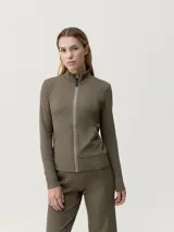 Campera marrón con cierre frontal y cuello alto.