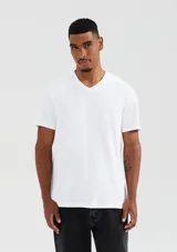 Camiseta gris oscuro de manga corta con cuello en V.
