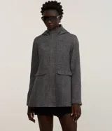 Saco alargado con cuello alto y capucha, confeccionado en tejido polivelour espina de pez y bolsillos con solapa.