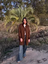 Camisa marrón de tejido de punto en lana con detalles de cuero en cuello y puños.