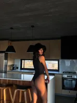 Body negro de lycra con forro de algodón, cuello alto y escote en forma de rombo en el pecho.