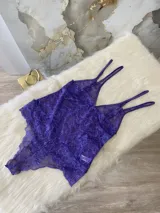 Body de encaje floral color púrpura, con breteles finos regulables y corte cavado.