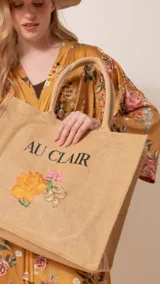 Bolsa de gran tamaño en yute con bordado de ojo y asas reforzadas, adecuada para uso diario.