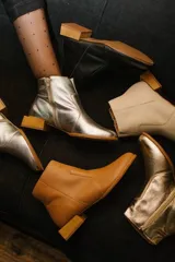 Botines de cuero negro con cierre lateral y taco bajo cuadrado de madera.