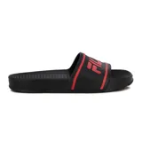 Chancletas tipo slide negras con tira ancha que presenta el logo Fila en rojo, bordeado por una línea roja. La plantilla es texturada.