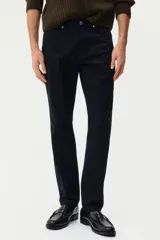 Pantalón negro de sarga de algodón, corte slim fit, con cierre de botón, bolsillos laterales, bolsillo monedero y bolsillos traseros.