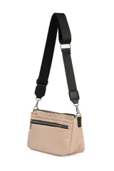 Bandolera rectangular color bordó, con correa larga regulable de cinta negra. Tiene dos compartimentos principales con cierre y un bolsillo frontal con cierre.