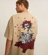 Remera overboxy de algodón color beige con estampa de calavera con rosas y lettering "greatful dead".