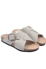 Sandalias negras cruzadas con hebilla plateada ajustable.