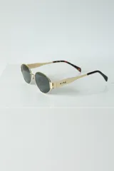 Lentes de sol con armazón metálica y protección UV400, de diseño redondo y lentes color marrón.
