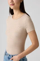 Remera ajustada de mangas cortas color beige con rayas horizontales blancas y logo bordado en el pecho.