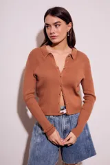 Cardigan negro de punto con cuello polo, manga larga y cierre frontal con botones.