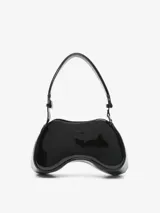 Bolso de hombro Diesel con diseño escultural y silueta curva, acabado en charol negro brillante.
