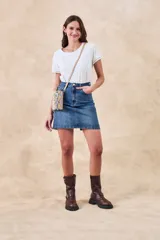 Pollera midi de jean, confeccionada en algodón peinado, con corte ajustado y cierre trasero.