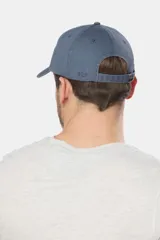 Gorra de béisbol azul de lona con logo en el frente.