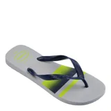 Ojotas Havaianas Top Basic grises con detalle de franja degradada en azul y amarillo. Tiras de goma azul con textura.