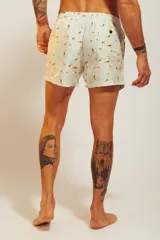 Short de baño celeste con estampado de personas nadando y faroles.