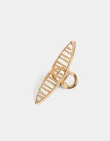 Broche para el pelo plateado con forma de nudo calado y mecanismo de agarre con resorte.